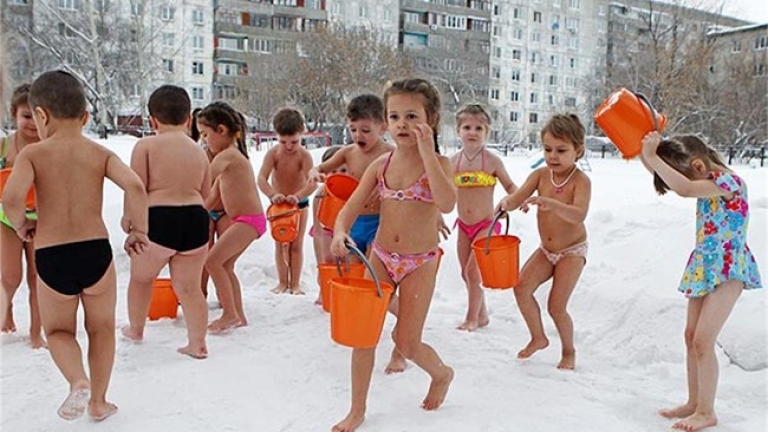 Вижте как се каляват децата в Русия (ВИДЕО)