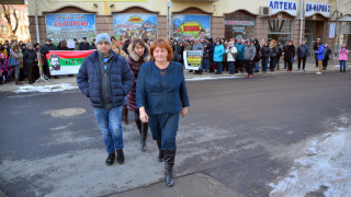 Ученици родители и учители продължават да протестират във Враца заради