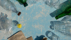 Бизнесът (за над $320 милиарда) с бутилирана вода процъфтява, въпреки отпадъците