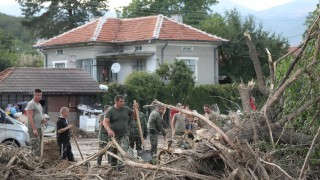 Продължава разчистването в пострадалите от наводнение карловски села Богдан Каравелово