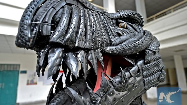Студенти направиха динозавър от вело гуми