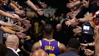 Защо всички се смеят на Леброн Джеймс