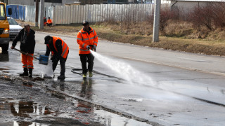 Фирмите по чистотата започнаха миенето на улиците в столицата, съобщиха
