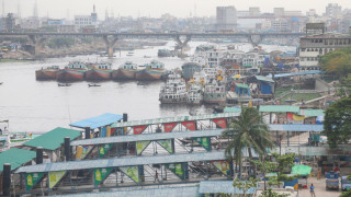 Поне 16 души загинаха след като донесени от циклона