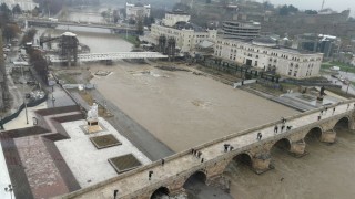 Река Вардар излезе от коритото си в македонската столица Скопие