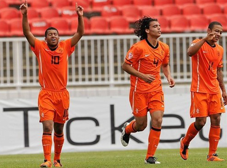 Холандия спечели Евро 2011 до 17 г.