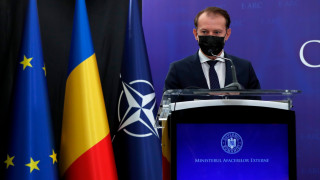 Румънското центристко коалиционно правителство на премиера Флорин Къцу оцеля след