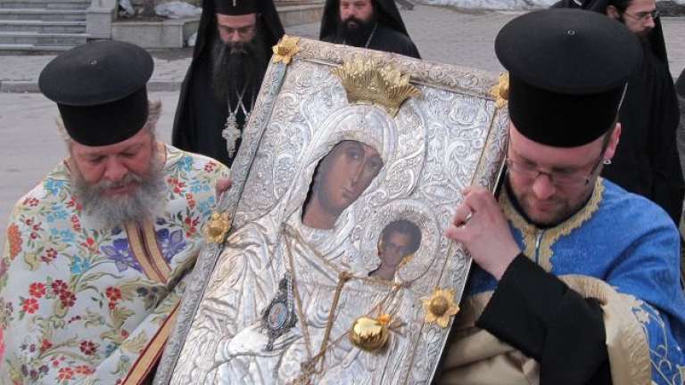 Ден преди празника Богородица-Златна ябълка, носят иконата в Пазарджик
