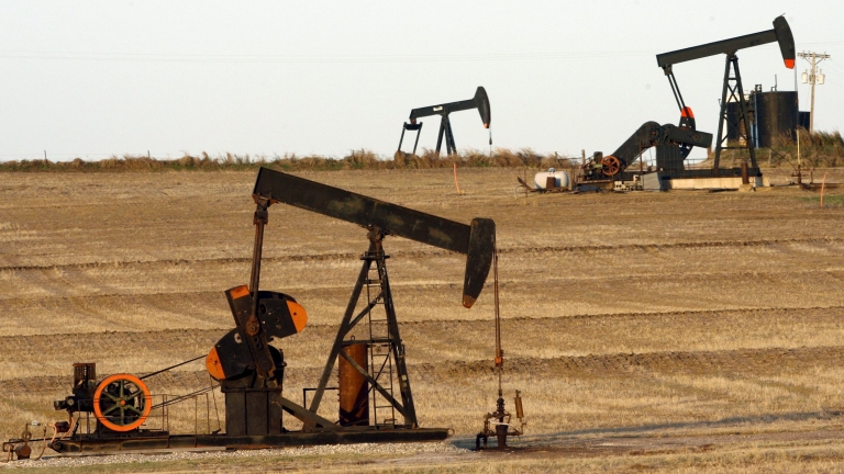 Цената на петрол се задържа под $65 за барел