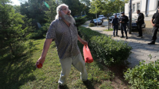 Босия върза тенекия на служителите на реда около парламента