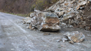 Паднали камъни затвориха пътни отсечки край Велико Търново и в Ловешко