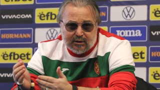 Селекционерът на българския национален отбор Ясен Петров и футболистите Петко