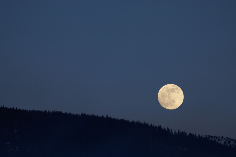 "Розовата" априлска Луна е с нормален цвят