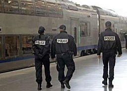Във Франция задържаха деветима за връзки с терористи