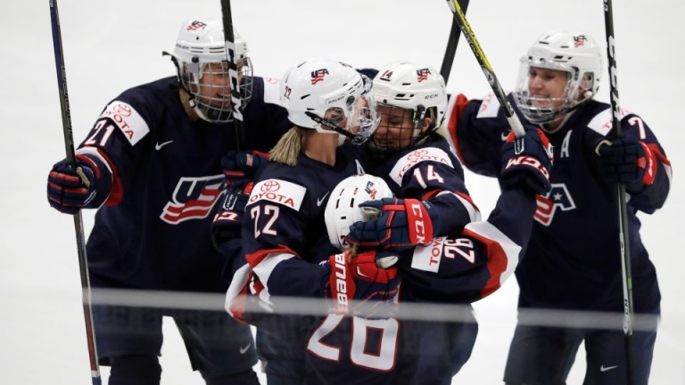 Дамите на САЩ с четвърта поредна световна титла в хокея на лед