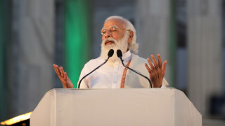 Индийският премиер Нарендра Моди обеща да преследва и накаже терористите