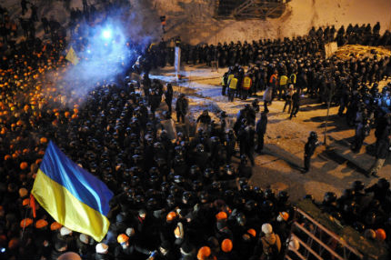 Спецчасти изтласкват протестиращите от киевския Майдан