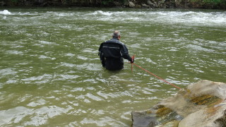 Издирват 25 годишен мъж във водите на пресевника на розоварна край