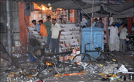 1 загинал и 6 ранени при серия от взривове в Индия