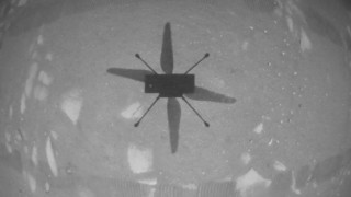 След известно закъснение хеликоптерът на НАСА Ingenuity излетя от повърхността