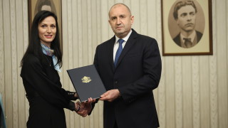 Вече 10 минути президентският екип очаква представителите на ГЕРБ и