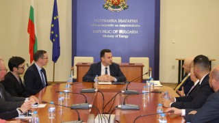 Министърът на енергетиката Жечо Станков подписа документ с Роб Добинс