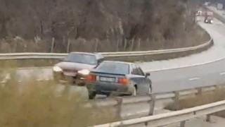 Задържан е шофьора каращ колата си в насрещното платно в скоростната