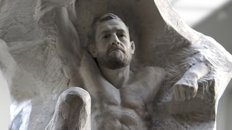 Скулптор извая Конър Макгрегър в мрамор