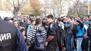 Хиляди гимназисти излязоха на протест в Бургас