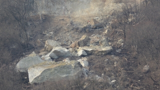 Силни проливни дъждове предизвикаха големи свлачища които са блокирали ключови