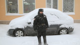 Военни са мобилизирани в чистенето на снега в Москва Това