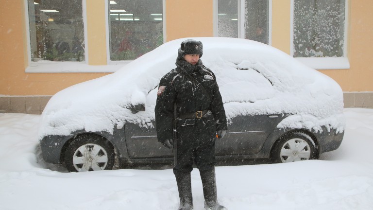 Военни чистят снега в Москва