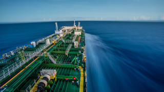 Корабът Pyxis Ocean който е дълъг 229 метра и широк