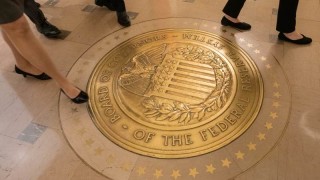 Цената на златото в четвъртък сутринта слабо намалява поради очакванията