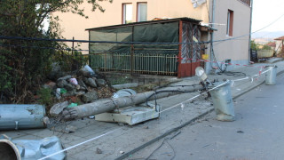 Младеж събори стълб с автомобила си в Благоевградско