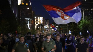 Не по малко от пет сръбски полицаи са били ранени а