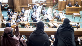 Датският парламент прие нов законопроект който улеснява депортирането Искаме да