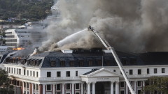 Пожарът в парламента на ЮАР е нанесъл сериозни щети  