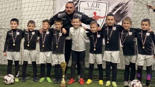 Най проспериращата столична футболна школа Академия ВР спечели безапелационно Коледния