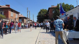 Над 50 души се събраха пред блок в пазарджишкия ромски