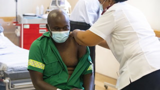 Излишните ваксини на богатите страни стигат за имунизацията на възрастните в Африка