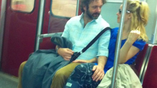 Рейчъл Макадамс нацелува гаджето си в метрото