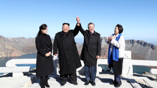 Президентът на Южна Корея Мун Дже ин и севернокорейският лидер Ким