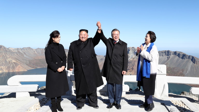 Президентът на Южна Корея Мун Дже-ин и севернокорейският лидер Ким