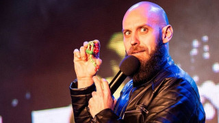 Всички знаят че мога да говоря без да си мърдам