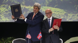 Кери посети Северния полярен кръг, за да види ефекта на климатичните промени 