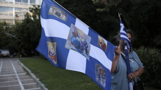 Крайнодесни екстремисти в Гърция запалиха турски знамена в Солун в петък вечерта