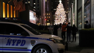Според медии цитиращи съобщения на полицията в Ню Йорк въоръжен