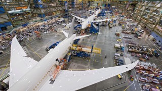 Boeing инспектира 400 нови самолета 737 MAX заради парцали и инструменти в резервоарите