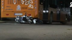 Моторист се блъсна в автобус в София